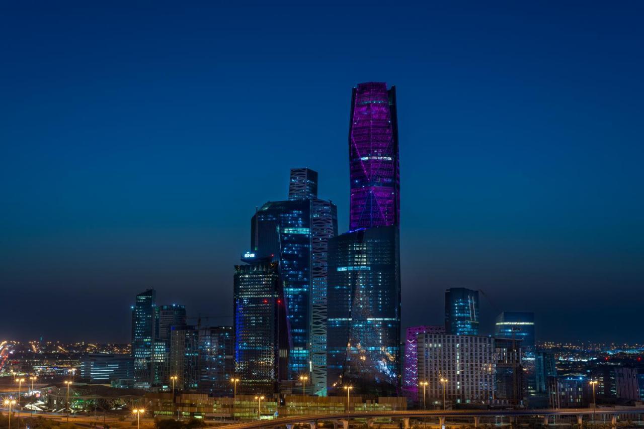 Movenpick Hotel And Residences Ер-Ріяд Екстер'єр фото The Kingdom Centre, the second tallest building in the Middle East, is located in Riyadh.