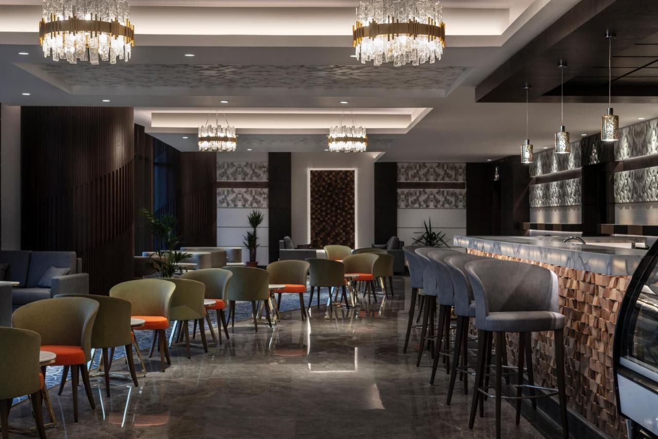 Movenpick Hotel And Residences Ер-Ріяд Екстер'єр фото The bar at the hotel