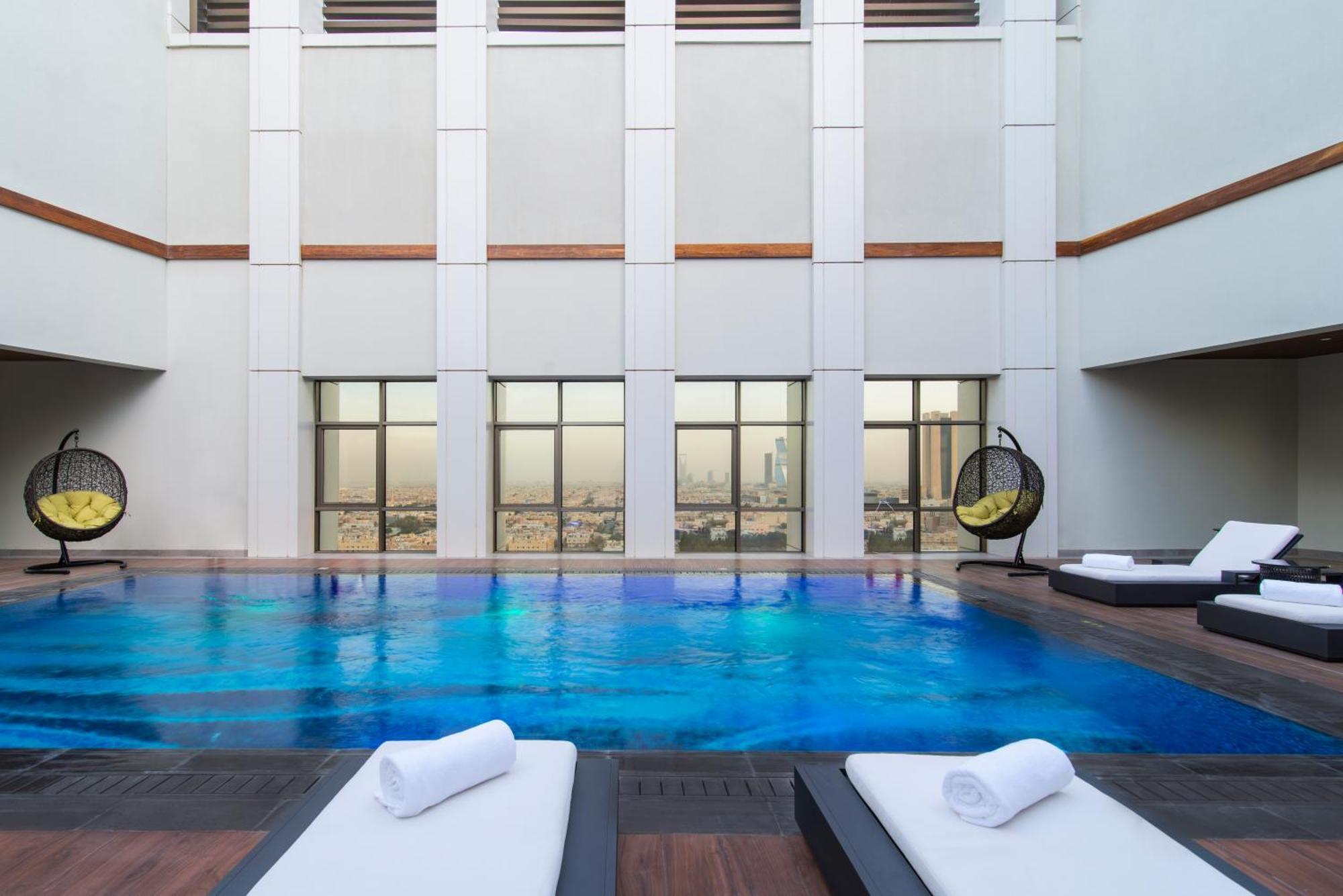 Movenpick Hotel And Residences Ер-Ріяд Екстер'єр фото The swimming pool at the hotel