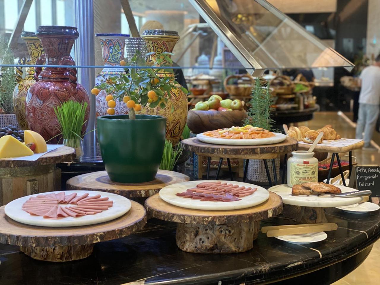 Movenpick Hotel And Residences Ер-Ріяд Екстер'єр фото A buffet at a hotel