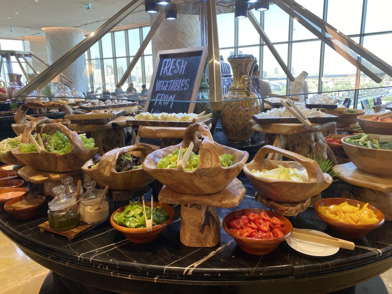Movenpick Hotel And Residences Ер-Ріяд Екстер'єр фото A salad bar at a hotel