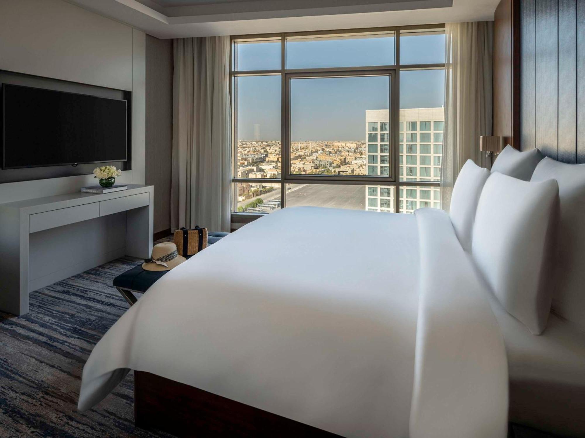 Movenpick Hotel And Residences Ер-Ріяд Екстер'єр фото A bedroom at the hotel