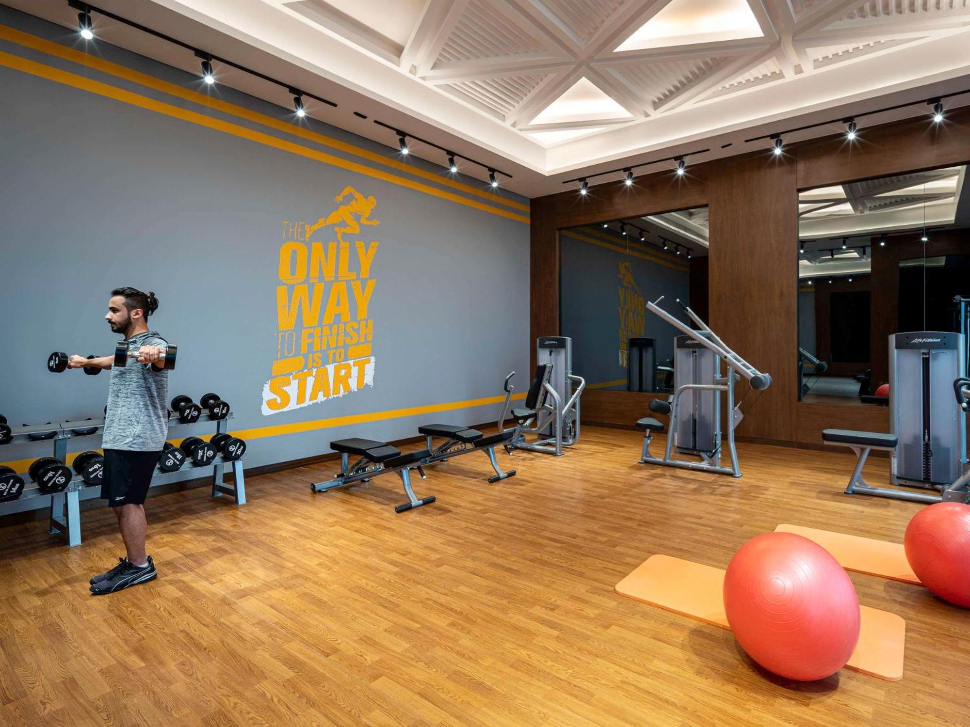 Movenpick Hotel And Residences Ер-Ріяд Екстер'єр фото The gym at the hotel