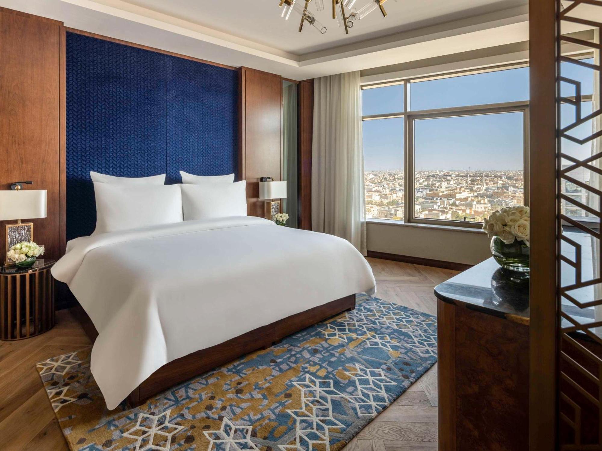 Movenpick Hotel And Residences Ер-Ріяд Екстер'єр фото A bedroom at the Ritz-Carlton, Riyadh