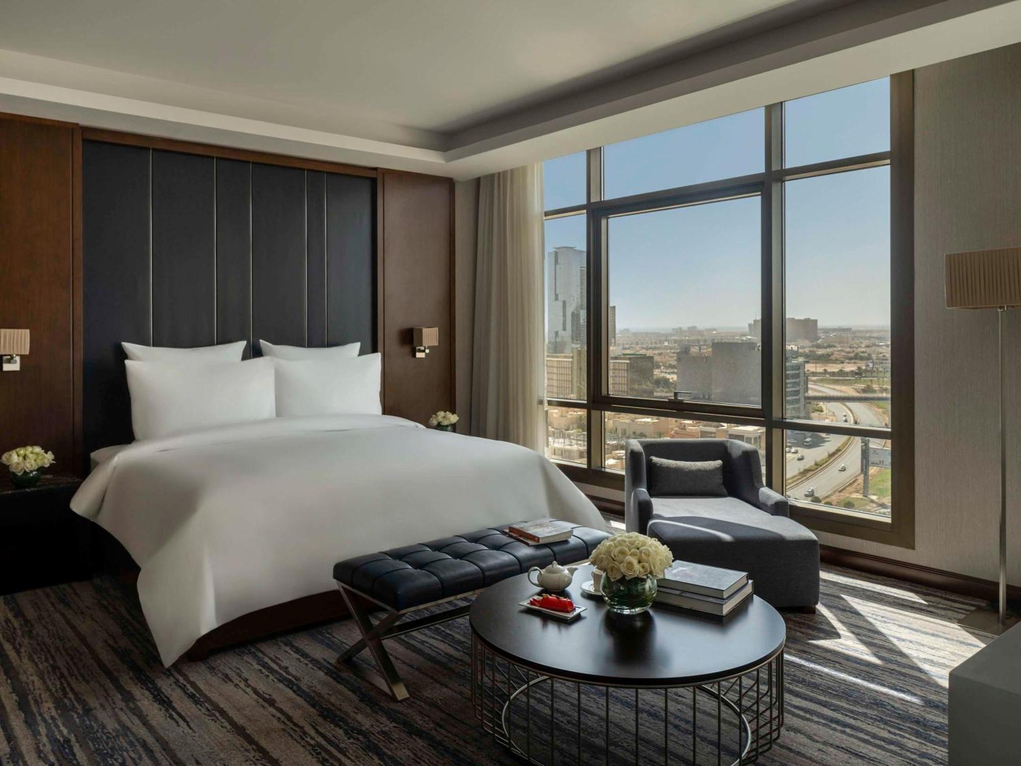 Movenpick Hotel And Residences Ер-Ріяд Екстер'єр фото A bedroom at the Ritz-Carlton, Riyadh