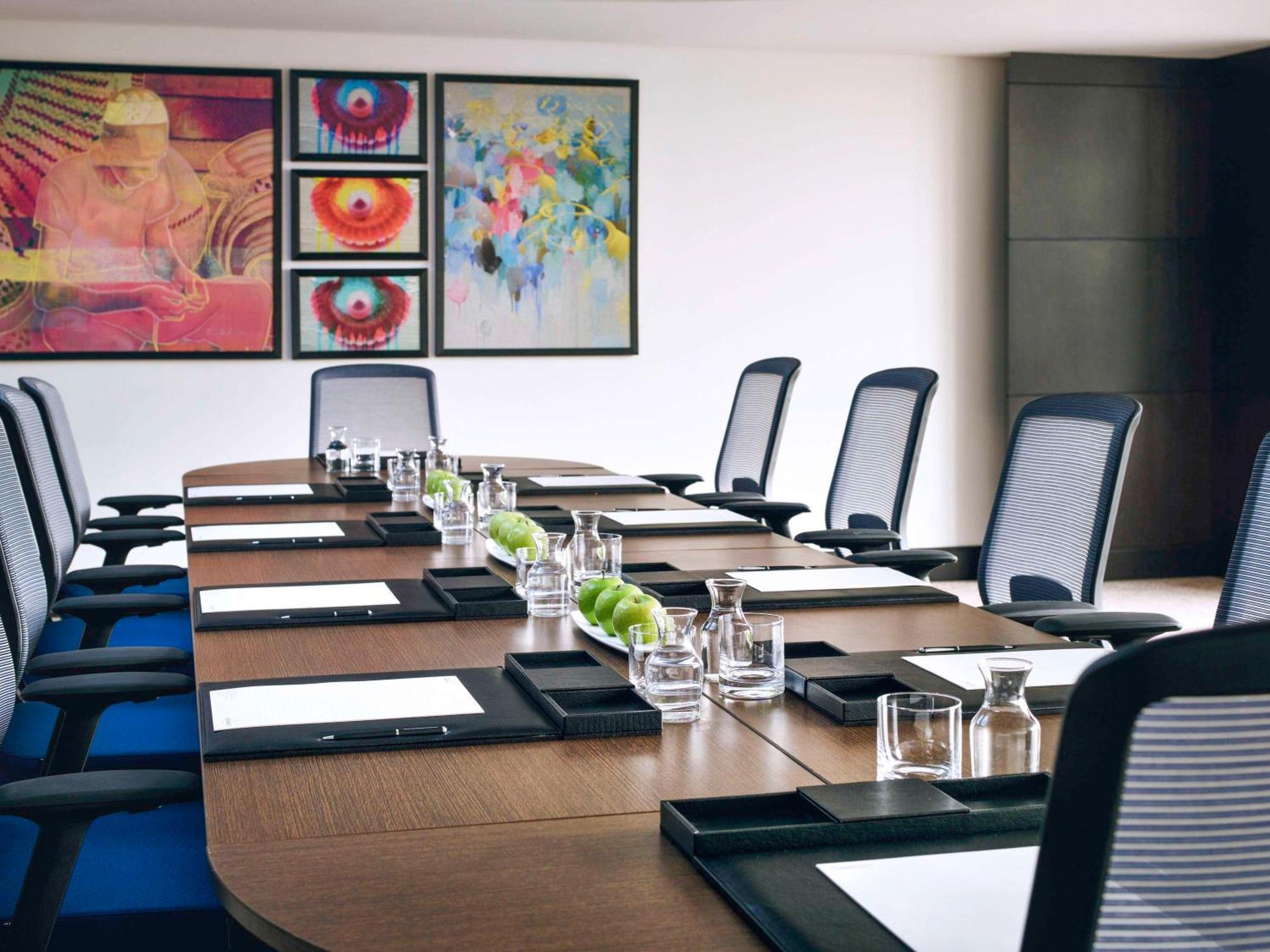 Movenpick Hotel And Residences Ер-Ріяд Екстер'єр фото A boardroom at a hotel