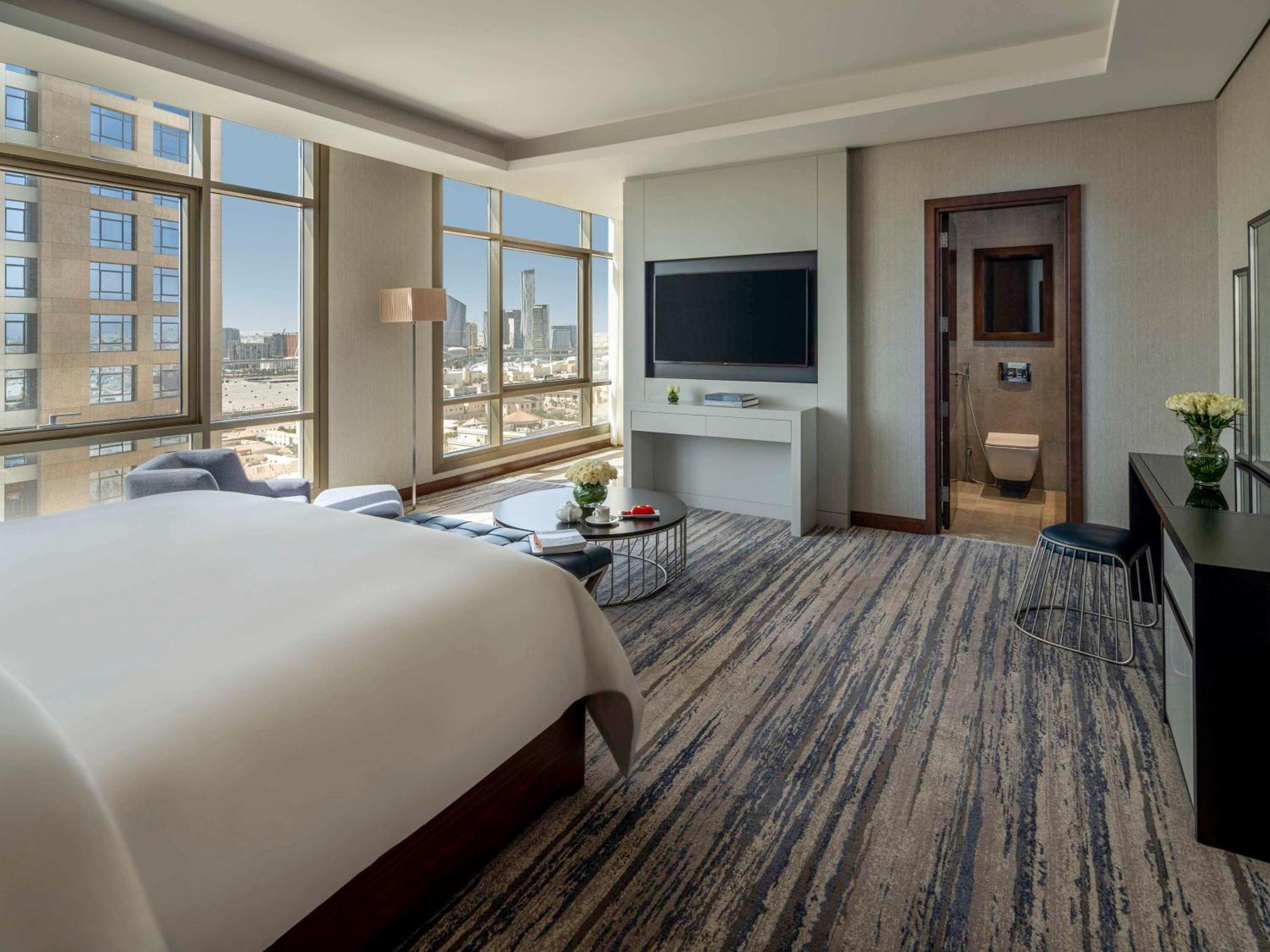 Movenpick Hotel And Residences Ер-Ріяд Екстер'єр фото A bedroom at the hotel