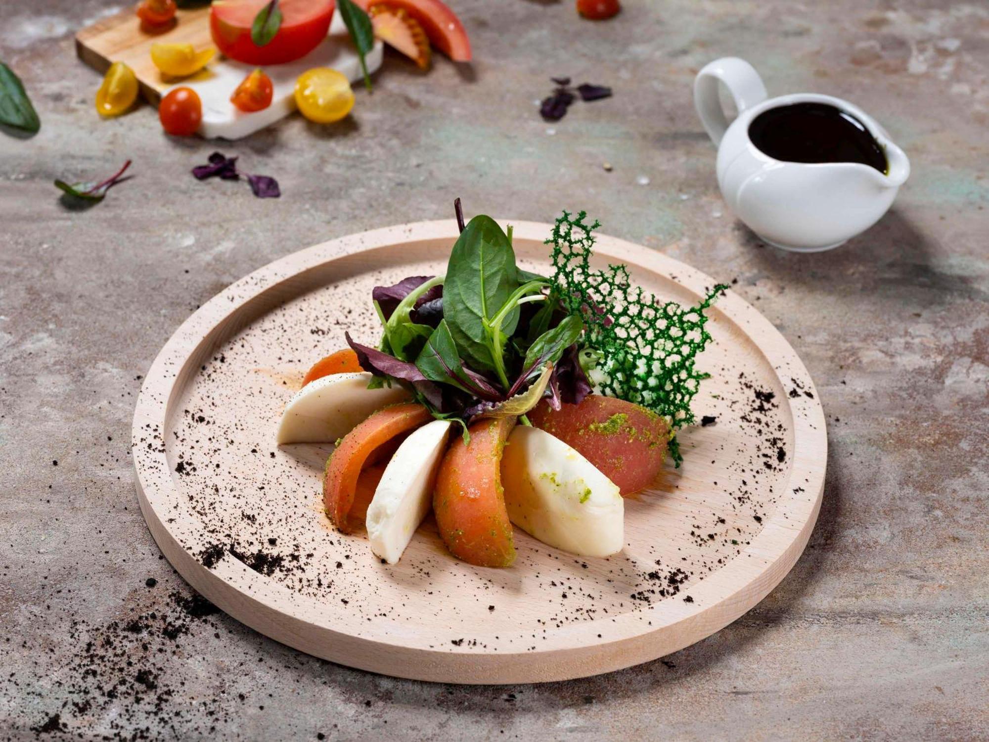 Movenpick Hotel And Residences Ер-Ріяд Екстер'єр фото A salad with a balsamic dressing