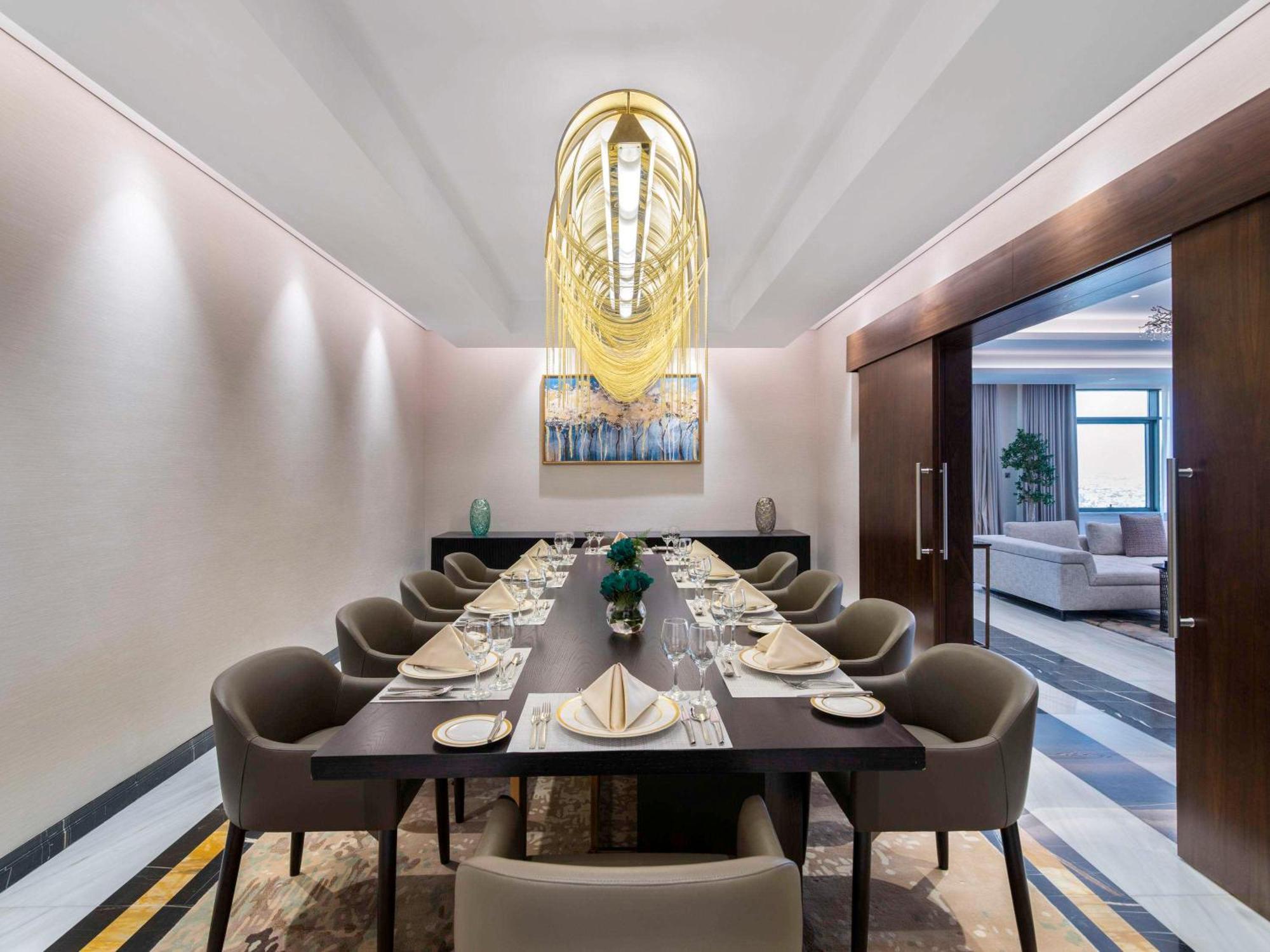 Movenpick Hotel And Residences Ер-Ріяд Екстер'єр фото The private dining room at the hotel