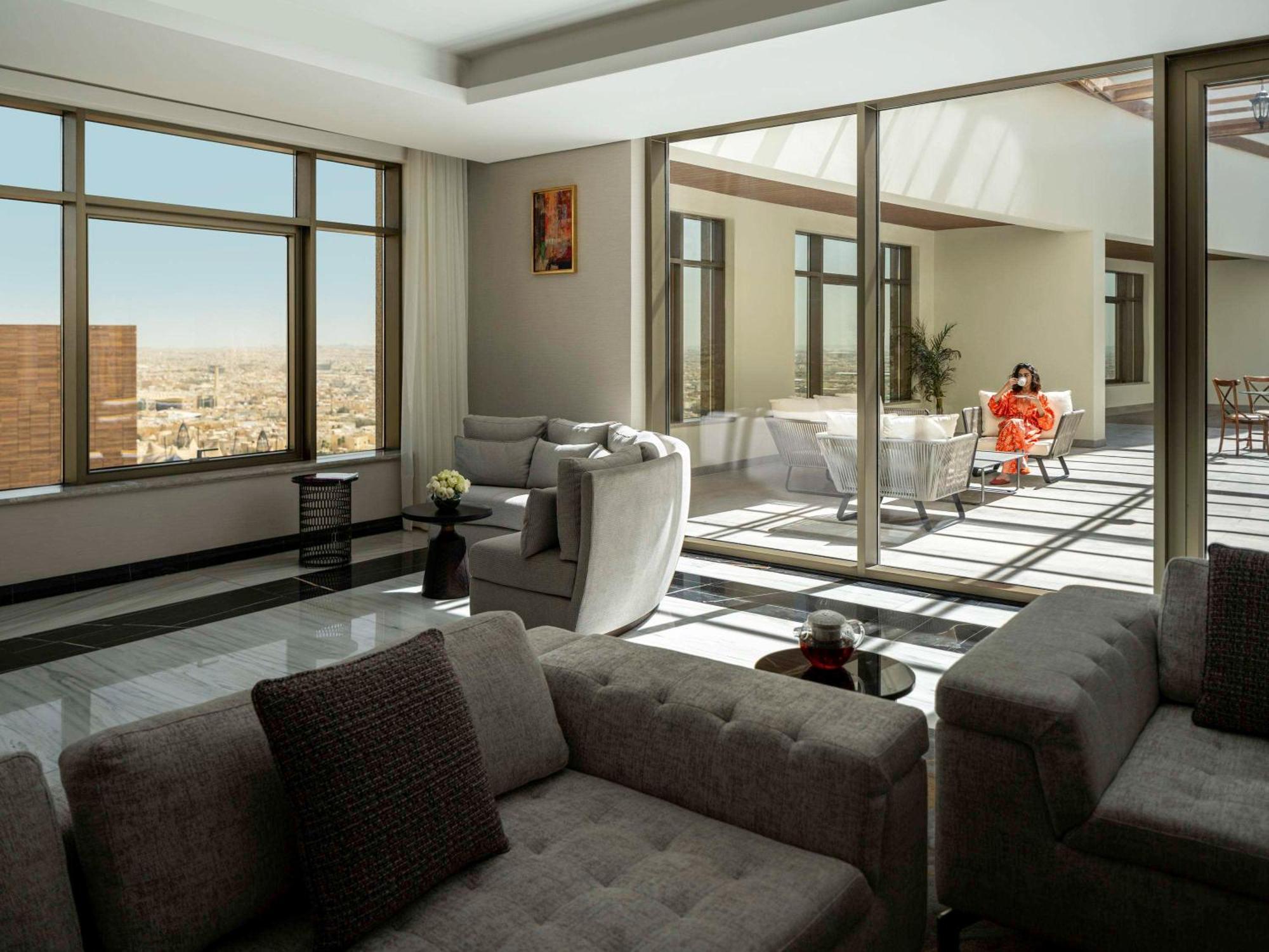 Movenpick Hotel And Residences Ер-Ріяд Екстер'єр фото The interior of a suite at the Four Seasons Hotel, Amman