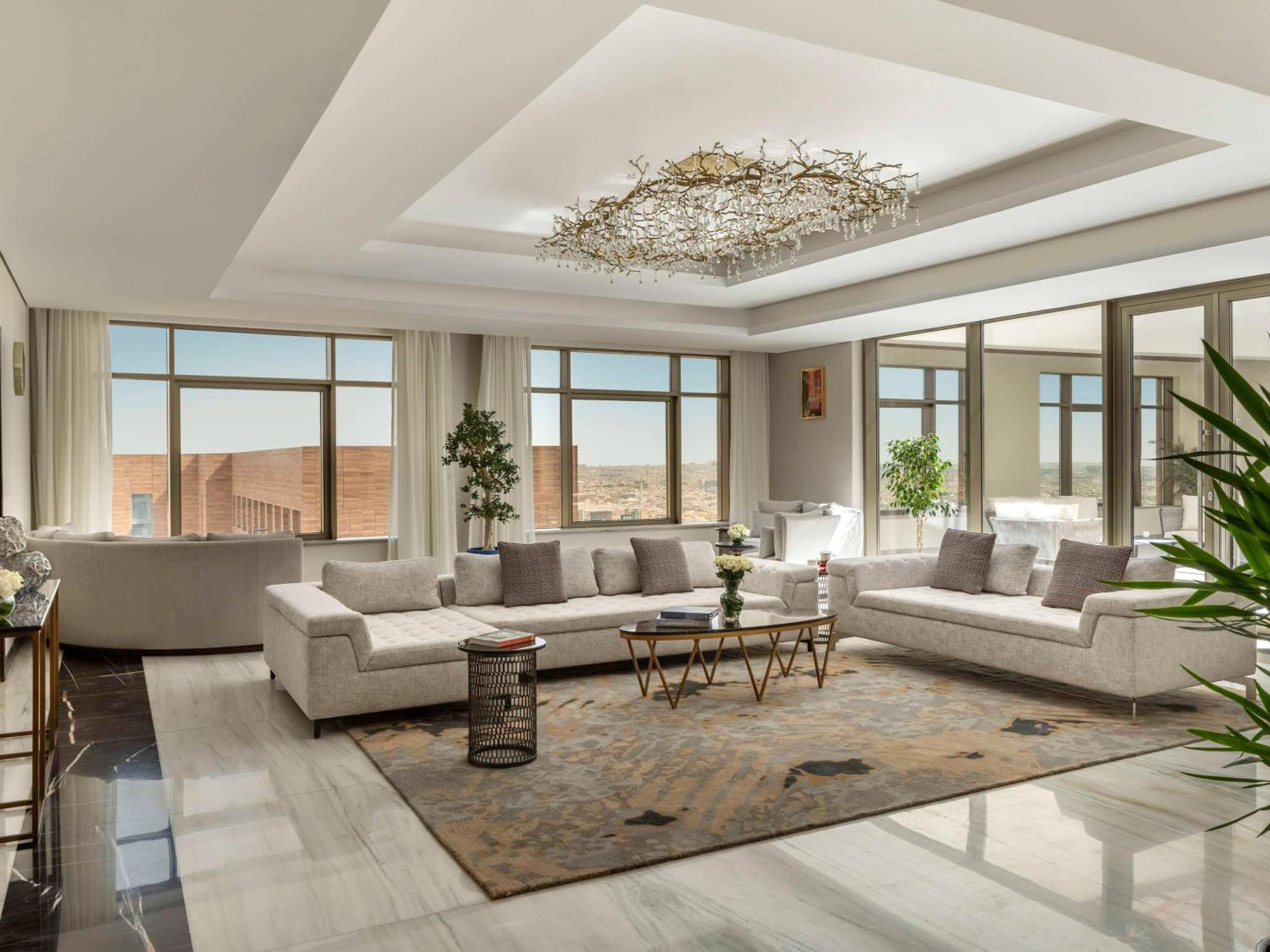 Movenpick Hotel And Residences Ер-Ріяд Екстер'єр фото The interior of the hotel