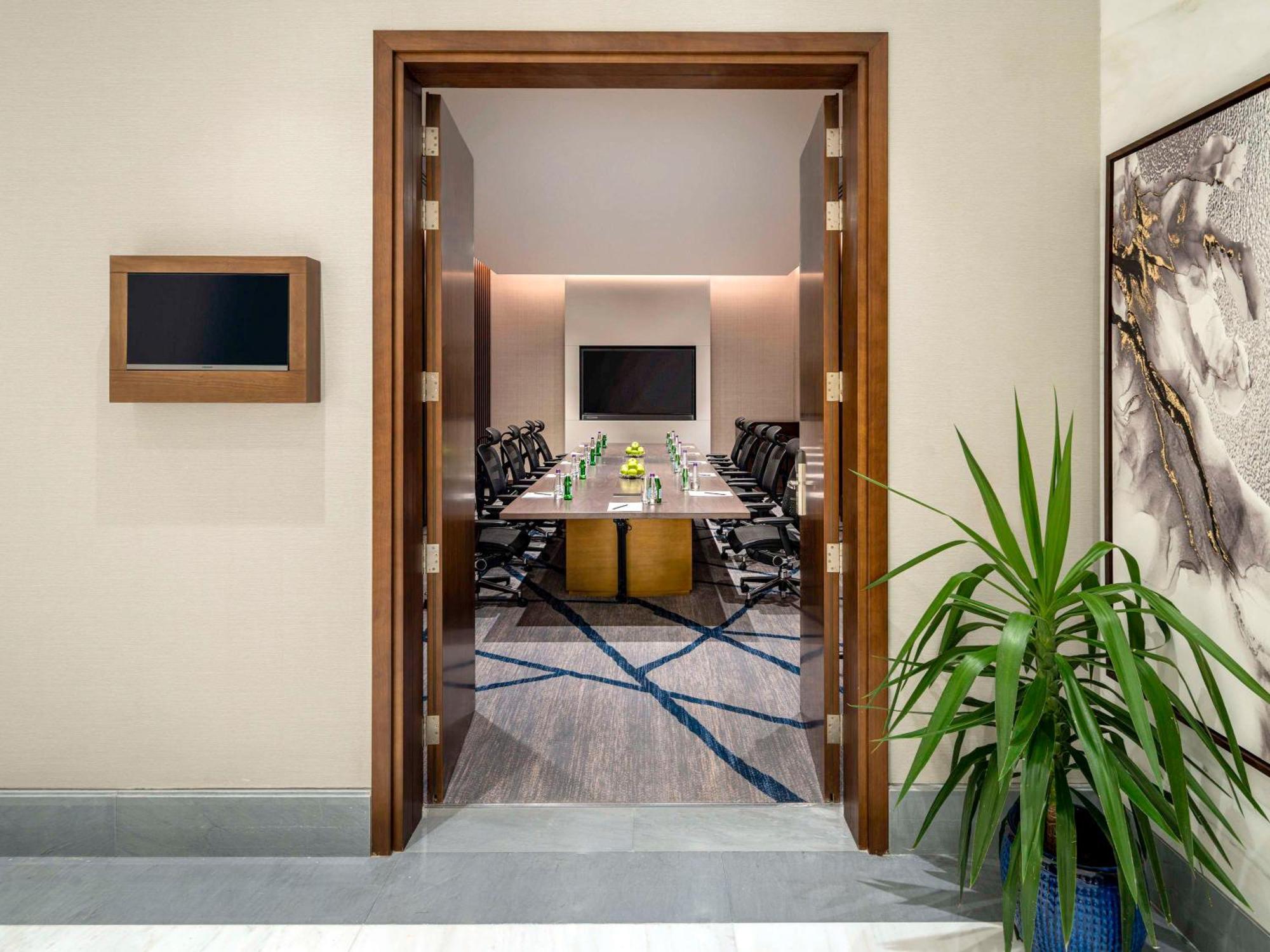 Movenpick Hotel And Residences Ер-Ріяд Екстер'єр фото Meeting room at the hotel