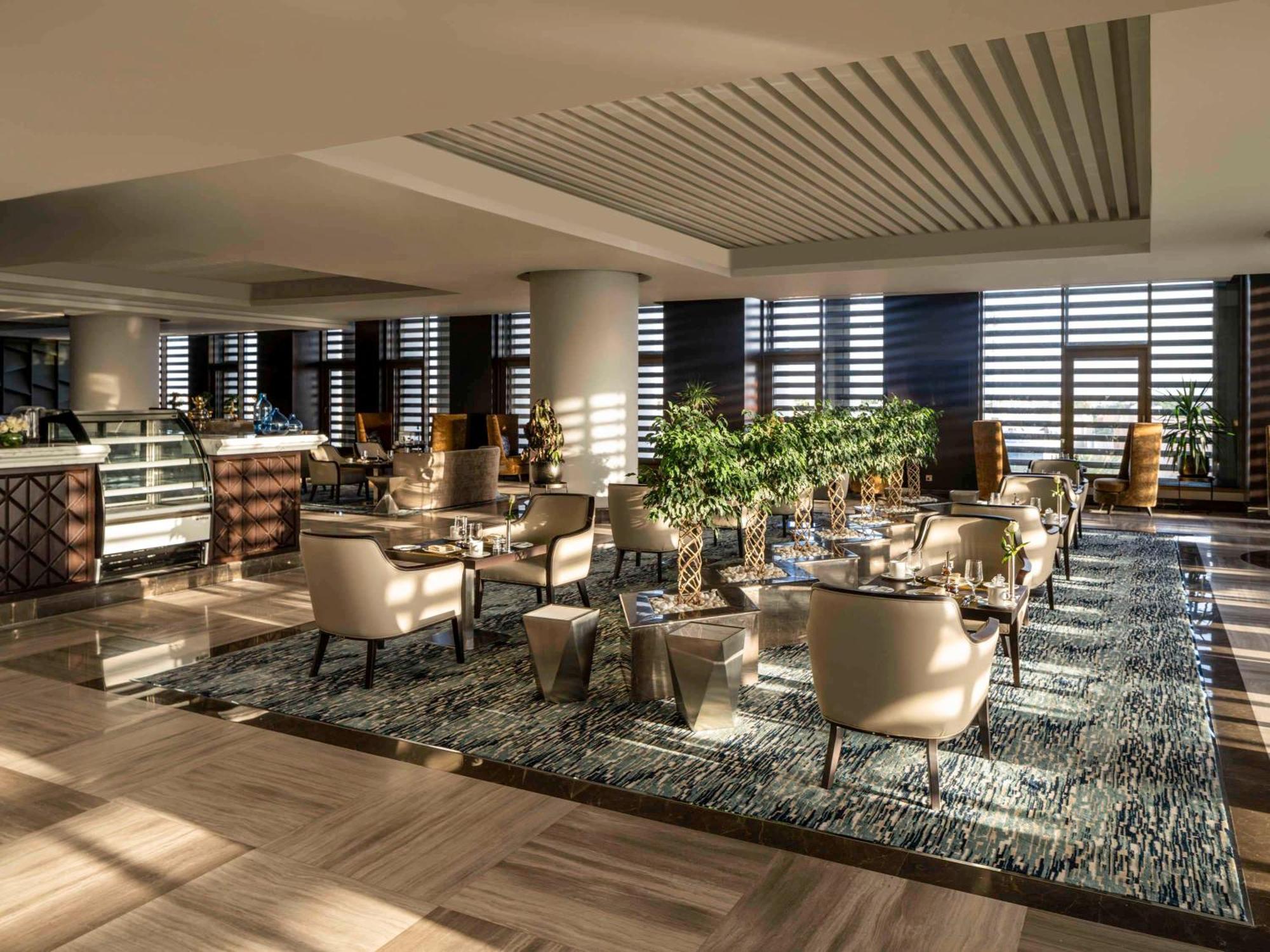 Movenpick Hotel And Residences Ер-Ріяд Екстер'єр фото The Lounge at the airport