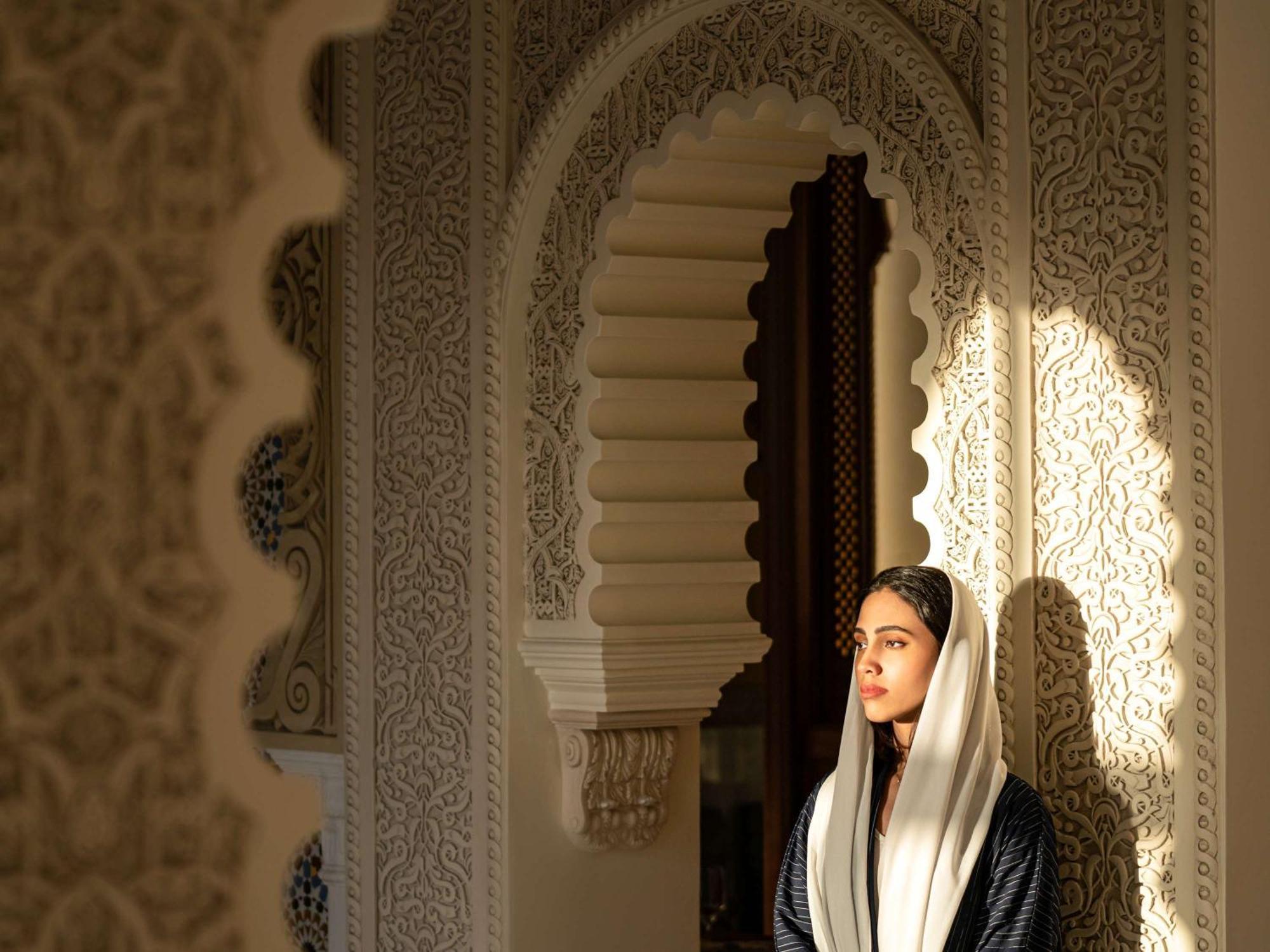 Movenpick Hotel And Residences Ер-Ріяд Екстер'єр фото A Moroccan woman in traditional dress