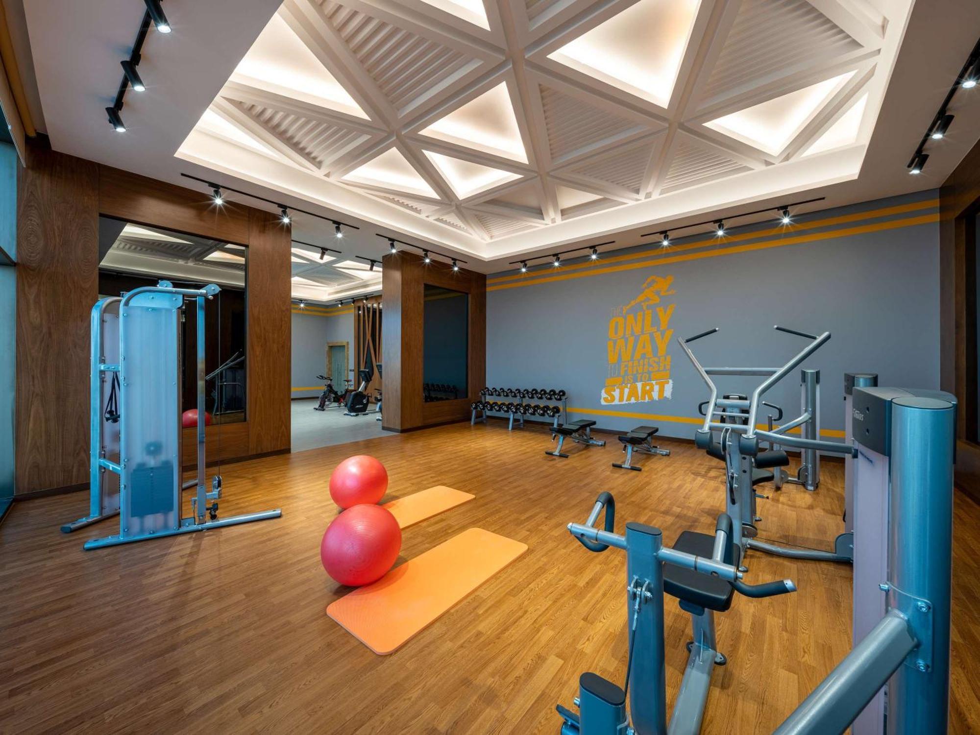 Movenpick Hotel And Residences Ер-Ріяд Екстер'єр фото The gym at the hotel